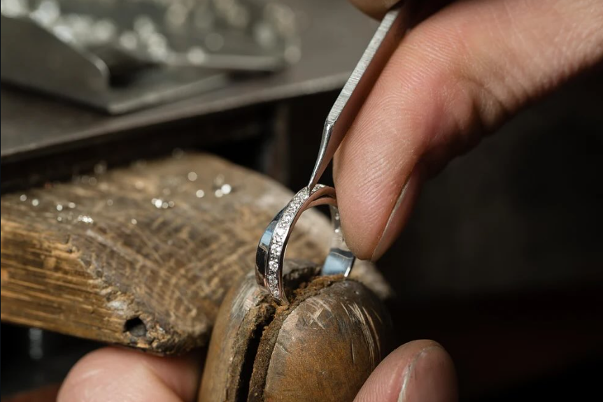 Setting a pavé band at the bench with tweezers